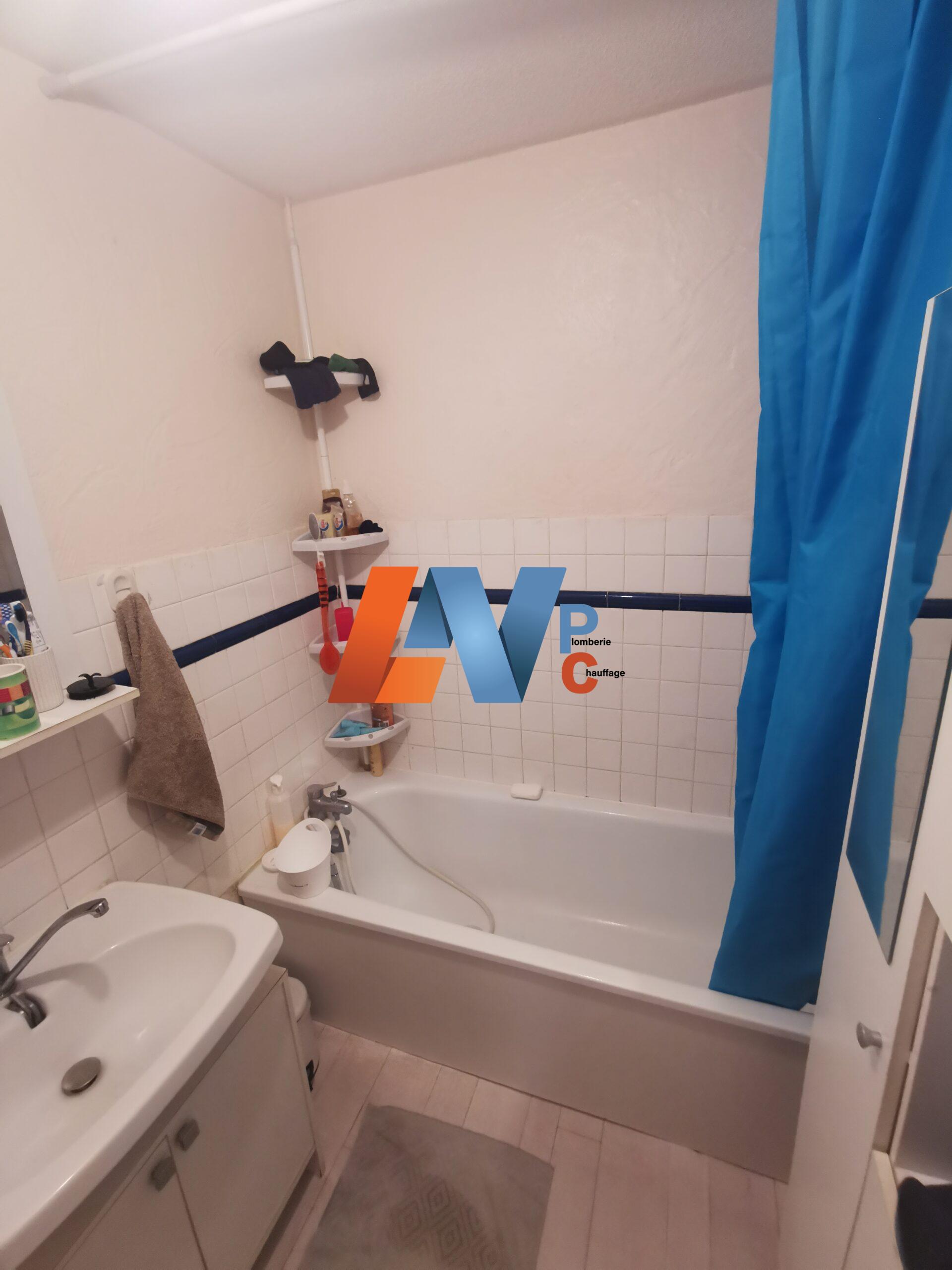 Ancienne salle de bain avec baignoire avant travaux LNPC Chambéry